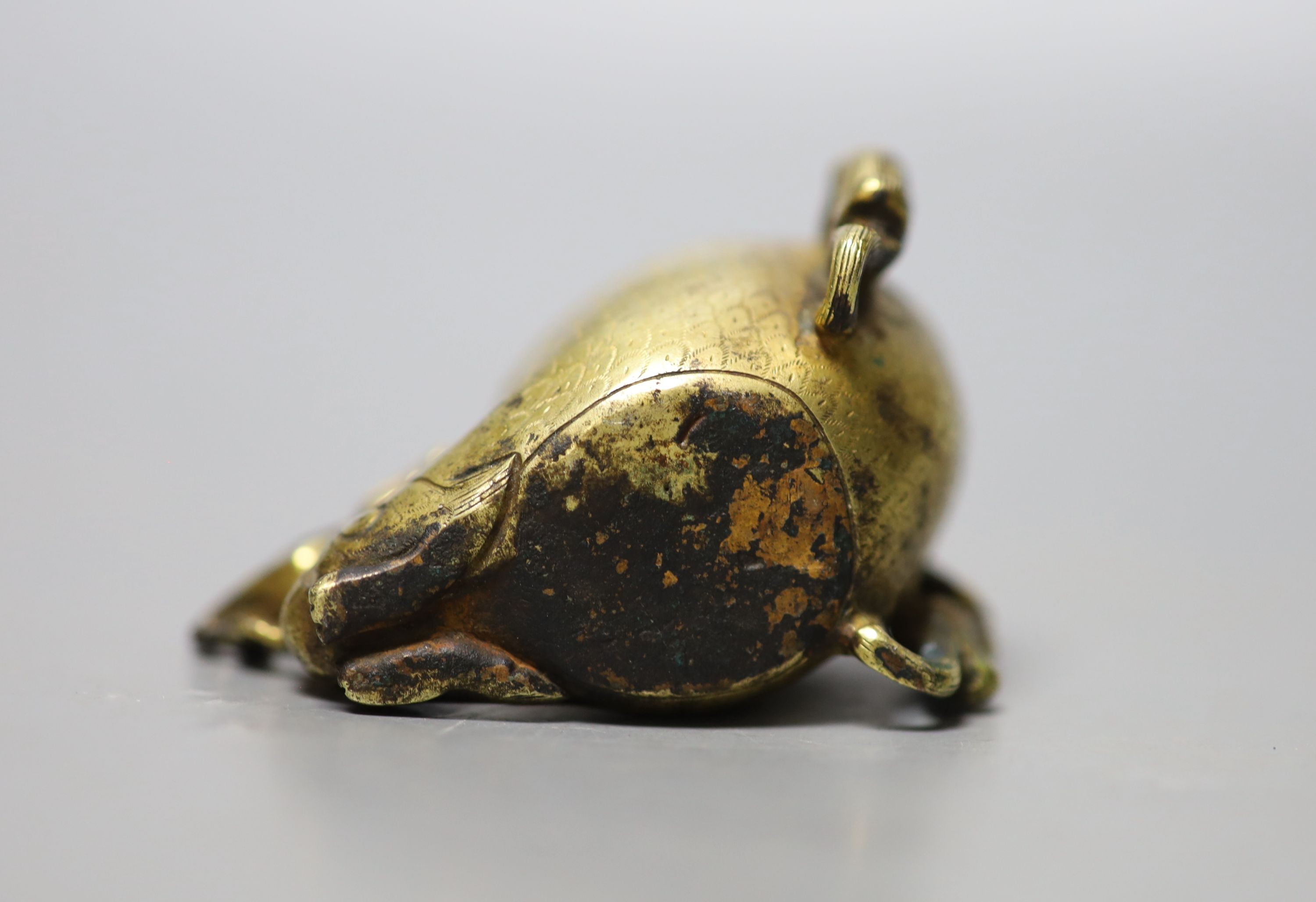 A Chinese archaistic gilt bronze rhyton cup, 6.2cm